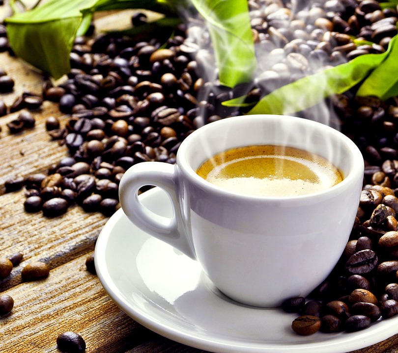Un espresso avec du café en grain